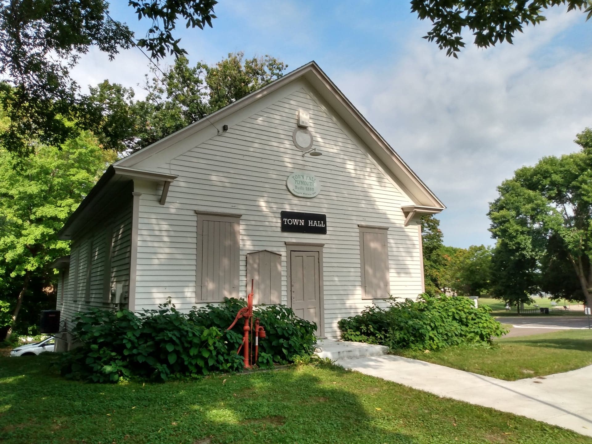 Plymouth's white Old Town Hall building, home of the History Center, photographed in August 2023 before its 2024 reopening